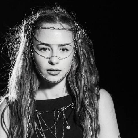 Billie Kark: Μόνο από τη μουσική, χωρίς social και παράλληλα πρότζεκτ, δύσκολα επιβιώνεις