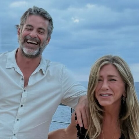 Το φιλί στο στόμα της Τζένιφερ Άνιστον με τον σύντροφό της για τα 57α γενέθλιά της