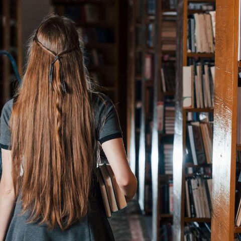 Μελέτη δείχνει ότι ανάγνωση, γραφή και εκμάθηση γλωσσών μειώνουν τον κίνδυνο άνοιας κατά σχεδόν 40%, καθυστερώντας τη νόσο έως 7 έτη