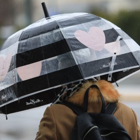 Ο καιρός σήμερα, 14 Φεβρουαρίου 2026: Άνοδος θερμοκρασίας, βροχές και καταιγίδες στα βορειοδυτικά, ισχυροί άνεμοι και μεταφορά αφρικανικής σκόνης.