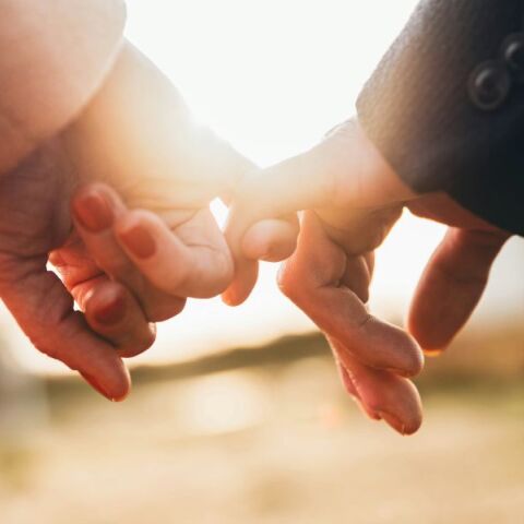 Ειδικός σχέσεων εξηγεί πώς η ανταπόκριση σε μικρές, καθημερινές κινήσεις επικοινωνίας μπορεί να προβλέψει το μέλλον ενός ζευγαριού και την επιτυχία ενός γάμου.