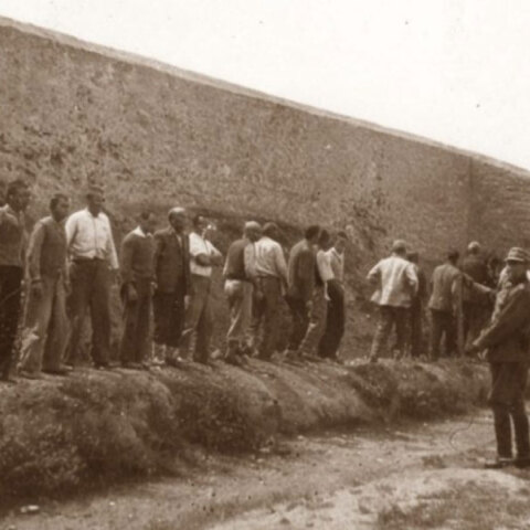 Φωτογραφία που φέρεται να απεικονίζει την εκτέλεση 200 Ελλήνων αντιστασιακών στο Σκοπευτήριο της Καισαριανής το 1944