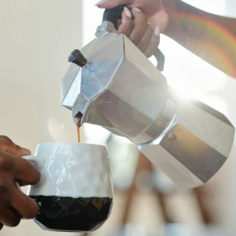 Μελέτη σε 131.000 άτομα δείχνει ότι 2-3 φλιτζάνια καφέ ή τσαγιού μειώνουν τον κίνδυνο άνοιας έως 20% - Η καφεΐνη φαίνεται να προσφέρει νευροπροστασία.