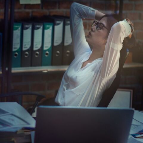 Burnout: Γιατί δεν φταίει (μόνο) η δουλειά και γιατί δεν αρκεί μια άδεια όταν νιώθουμε υπερκόπωση