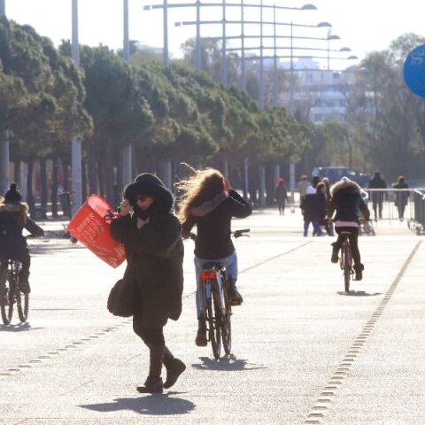 Καιρός: Καμπανάκι Τσατραφύλλια για θυελλώδεις ανέμους στη Θεσσαλονίκη