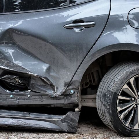 Ποινική δίωξη για την 36χρονη τραγουδίστρια που οδηγώντας μεθυσμένη στο Κολωνάκι προκάλεσε συνεχόμενες εκτεταμένες ζημιές σε πέντε σταθμευμένα οχήματα.