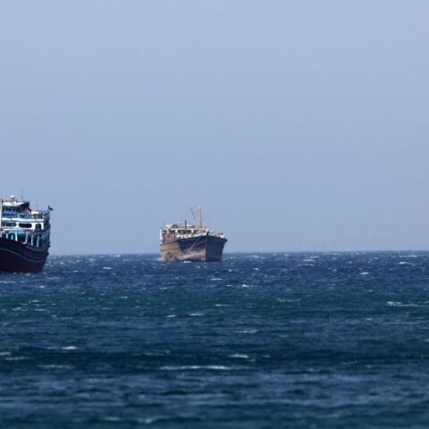 To Ιράν κλείνει τα στενά του Ορμούζ - Ο Χαμενεΐ απειλεί να βυθίσει το αεροπλανοφόρο Lincoln