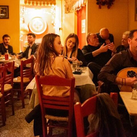 Μια βραδιά στα underground μπουζουκάκια της Αθήνας