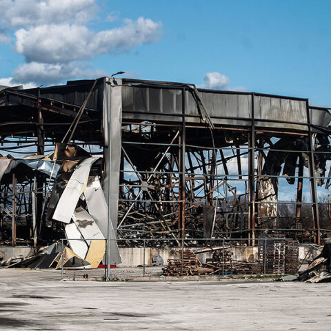 Βιολάντα: Οι κατεστραμμένες εγκαταστάσεις από την έκρηξη και πυρκαγιά στη μπισκοτοβιομηχανία στα Τρίκαλα, που προκάλεσε τον θάνατο πέντε εργαζόμενων γυναικών.