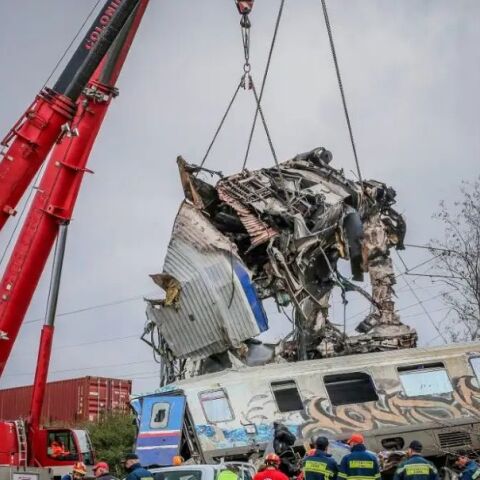 Γερανός στον τόπο του δυστυχήματος στα Τέμπη