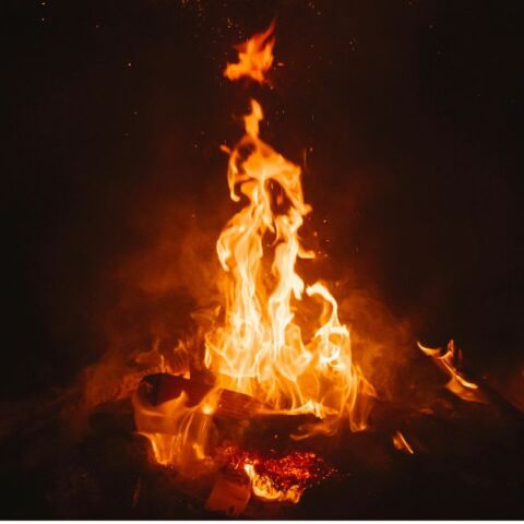 Φρίκη στην Ινδία: Όχλος έκαψε ζωντανούς μητέρα και βρέφος λόγω δεισιδαιμονιών περί μαγείας - Ο πατέρας νοσηλεύεται με σοβαρά εγκαύματα - 4 συλλήψεις