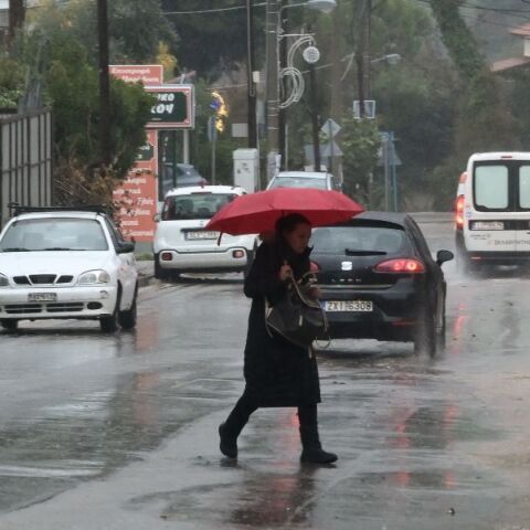 Καταιγίδες σε μεγάλο μέρος της χώρας με μορφή «σπασμένης γραμμής λαίλαπας» - Στο επίκεντρο η Αττική