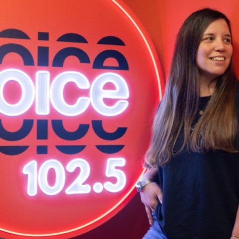 OXI AKOMA- Τι μουσική ακούει η ραδιοφωνική παραγωγός Τάνια Σκραπαλιώρη;