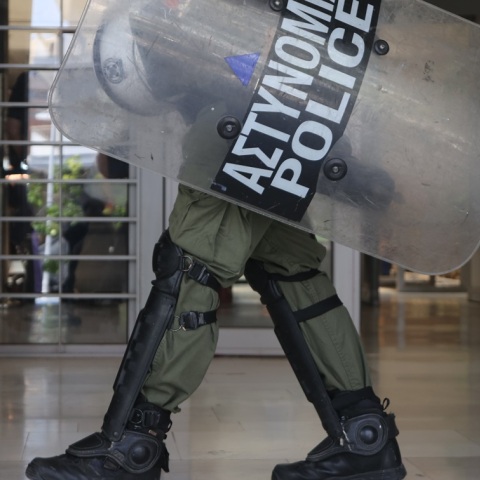 Θεσσαλονίκη: Αναβλήθηκε για τον Μάιο η δίκη των 38 μετά την αστυνομική επιχείρηση στο ΑΠΘ - Οι κατηγορούμενοι διώκονται για διατάραξη λειτουργίας υπηρεσίας.