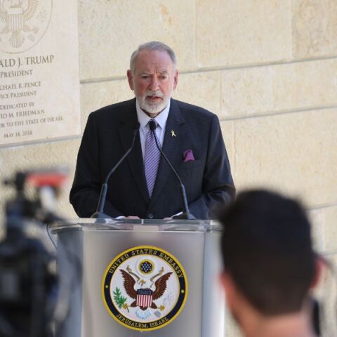 Ο Αμερικανός πρεσβευτής Μάικ Χάκαμπι δηλώνει ότι «θα ήταν εντάξει» αν το Ισραήλ καταλάμβανε όλα τα εδάφη της Μέσης Ανατολής, προκαλώντας αντιδράσεις.