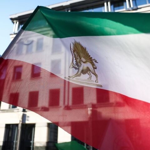 Το Ιράν ετοιμάζει αντιπρόταση για τα πυρηνικά - Ο Ντόναλντ Τραμπ απειλεί με στρατιωτικά πλήγματα αν δεν υπάρξει συμφωνία εντός 15 ημερών.