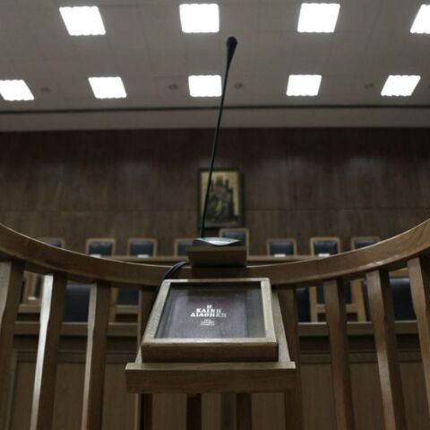 Συνελήφθη 39χρονη στην Κοζάνη που βιντεοσκοπούσε παράνομα ποινική δίκη - Το υλικό διαγράφηκε και η γυναίκα οδηγείται στη δικαιοσύνη