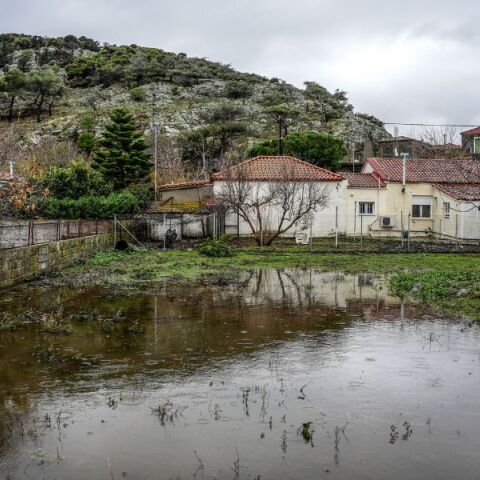 Σοβαρά προβλήματα στη Λήμνο από την κακοκαιρία - Πλημμύρες σε Μύρινα και επαρχιακό δίκτυο - Μήνυμα 112 καλεί τους κατοίκους να αποφεύγουν μετακινήσεις.
