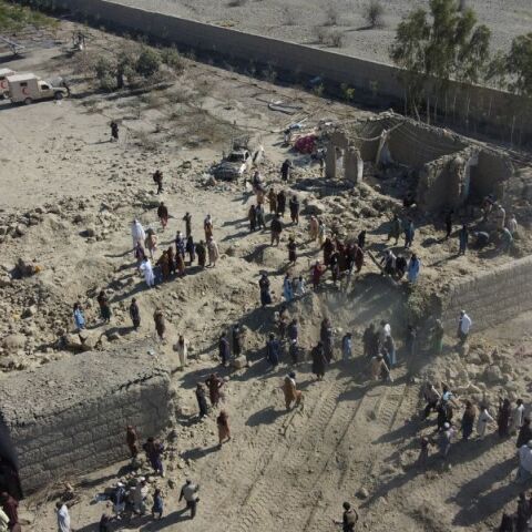 Το Πακιστάν έπληξε στόχους στο Αφγανιστάν - Οι Ταλιμπάν μιλούν για 18 νεκρούς, ενώ η Καμπούλ καταγγέλλει πλήγματα σε σπίτια και σχολείο.