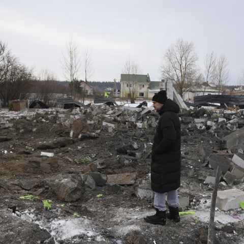 Άτομο σε ερειπωμένη περιοχή του Κιέβου εν μέσω πολέμου