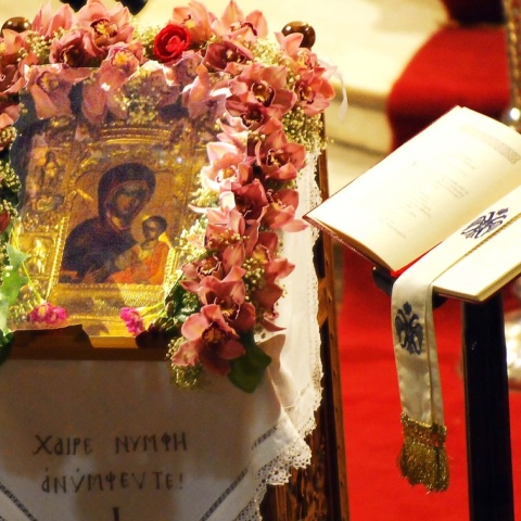 Εικόνα της Παναγίας στολισμένη με λουλούδια κατά τη λειτουργία των Χαιρετισμών