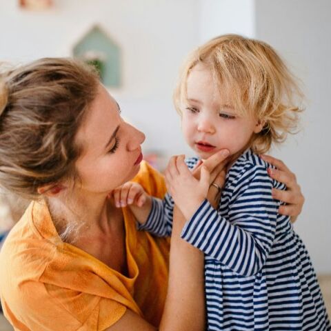 Μηνιγγίτιδα: Τα ύποπτα συμπτώματα που πρέπει να ανησυχήσουν τους γονείς 