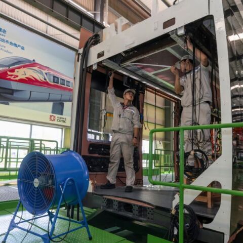 Ο κινέζικος οδοστρωτήρας που ισοπεδώνει την ευρωπαϊκή βιομηχανία