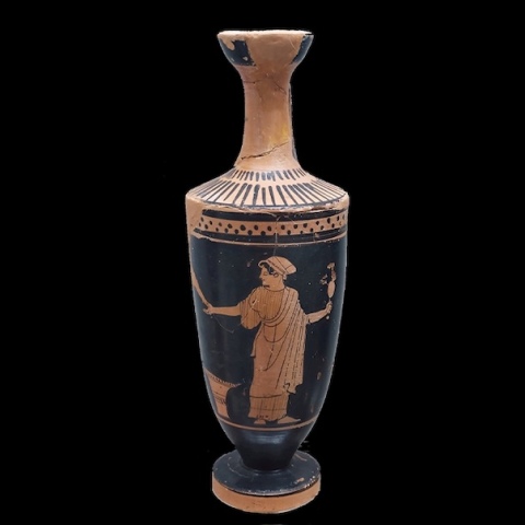 ληκυθος_με_παρασταση_γυναικας_που_κλωθει_μαλλι_απο_τη_συλλογη_του_αρχαιολογικου_μουσειου_πειραια