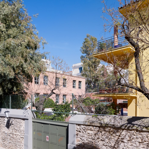 Η Σχολή Χιλλ στην διασταύρωση  Ν. Νικοδήμου και Θουκυδίδου