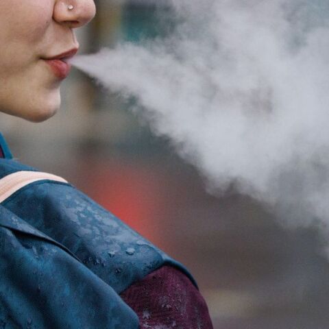 ΠΟΥ: Η Ευρώπη παραμένει παγκοσμίως πρώτη στην κατανάλωση καπνού, με τα κορίτσια 13-15 ετών να καταγράφουν τα υψηλότερα ποσοστά χρήσης στον πλανήτη.