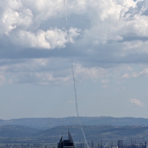 Ίχνος αναχαίτισης πυραύλου από το Iron Dome στον ουρανό πάνω από την πόλη Χάιφα, στο Ισραήλ