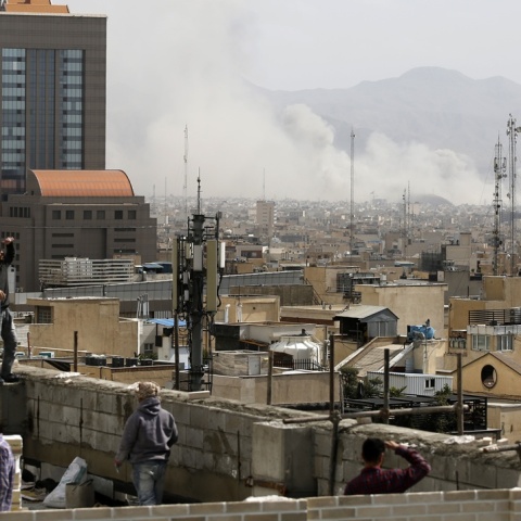 Πολίτες στις ταράτσες σπιτιών στην Τεχεράνη παρακολουθούν τους καπνούς από τα πλήγματα των ΗΠΑ και του Ισραήλ