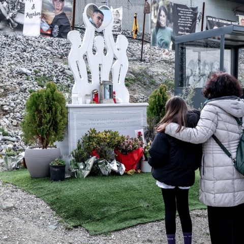 Πολίτες στο σημείο του πολύνεκρου σιδηροδρομικού δυστυχήματος στα Τέμπη