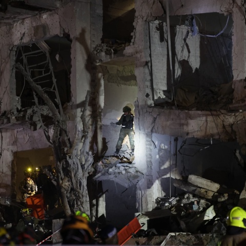 Διασώστες σε κατεστραμμένο κτίριο στην Τεχεράνη μετά τα χτυπήματα ΗΠΑ και Ισραήλ