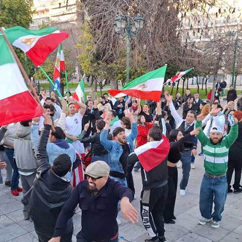 Ιρανοί πανηγυρίζουν στην πλατεία Συντάγματος για τον θάνατο του Αγιατολάχ Χαμενεΐ