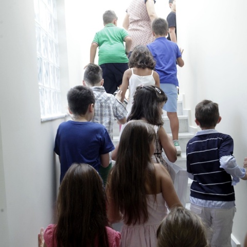 Μαθητές που ανεβαίνουν τις σκάλες σχολείου