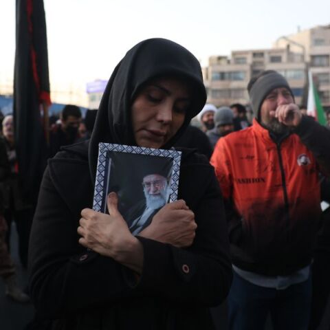 Οι FT αποκαλύπτουν σχέδιο του Ιράν για διασπορά χάους μετά τον θάνατο Χαμενεΐ, με επιθέσεις, ενεργειακούς κινδύνους και φόβους για ευρύτερη ανάφλεξη στη Μέση Ανατολή.