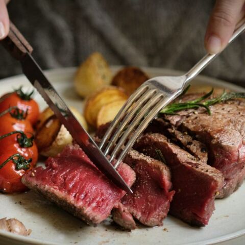 Πάνω από το 25% των υγιών ετών που χάνονται από καρκίνο μαστού συνδέεται με κάπνισμα, κόκκινο κρέας, παχυσαρκία και χαμηλή άσκηση, δείχνει νέα μελέτη.