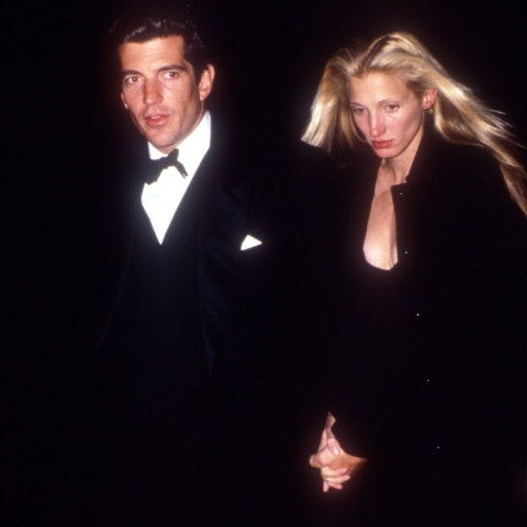 Οργή για τη σειρά που αναβιώνει την ερωτική σχέση του Κένεντι Τζούνιορ με την Καρολίν Μπεαέτ