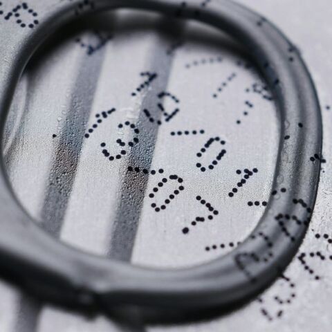 Γιατί είναι τόσο δύσκολο να βρεις τη σφραγίδα με την ημερομηνία λήξης στα τρόφιμα;