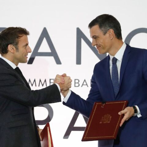 Ο Εμανουέλ Μακρόν εξέφρασε τη στήριξή του στον Πέδρο Σάντσεθ μετά τις απειλές Τραμπ για κυρώσεις - Συγκαλεί εκτάκτως το γαλλικό Συμβούλιο Άμυνας.