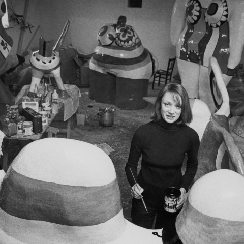 Η Νίκι ντε Σεν Φαλ στο στούντιό της, το 1971 © Jack Nisberg/Condé Nast via Getty Images