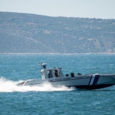 Δύο Τούρκοι διακινητές οδηγούνται στη φυλακή μετά τη σύλληψή τους στη Ρόδο, όπου μετέφεραν 58 αλλοδαπούς με ταχύπλοο από την Τουρκία.