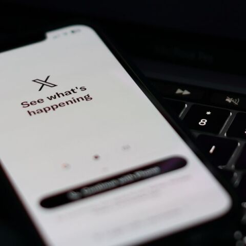 Το X καταργεί τη χρηματοδότηση χρηστών που αναρτούν AI βίντεο πολέμου χωρίς σήμανση - Η νέα πολιτική προβλέπει έως και μόνιμο αποκλεισμό από τα έσοδα.