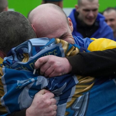 Ρωσία και Ουκρανία ανταλλάσσουν 500 αιχμαλώτους πολέμου σε δύο ημέρες, βάσει συμφωνίας της Γενεύης, με τη μεσολάβηση ΗΑΕ και ΗΠΑ.