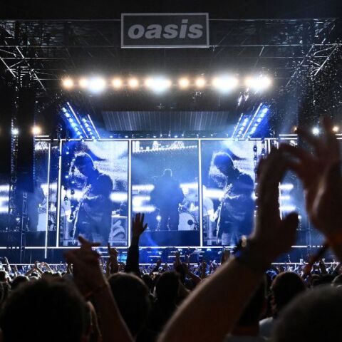 Οι Oasis κυκλοφορούν μια σπάνια live εκτέλεση του Acquiesce από το Γουέμπλεϊ, συμμετέχοντας στο άλμπουμ Help(2) για τα παιδιά θύματα πολέμου.