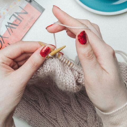 Πλέξιμο: Η θεραπευτική συνήθεια που ηρεμεί το μυαλό και διώχνει τις σκέψεις που σας βασανίζουν