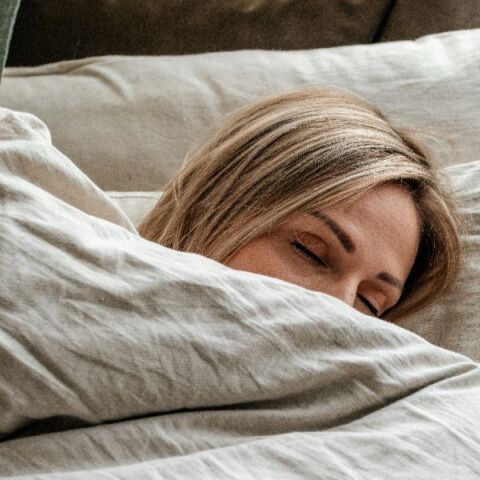 Κι όμως, οι γυναίκες ροχαλίζουν λιγότερο από τους άνδρες - εκτός από δύο συγκεκριμένες περιόδους 