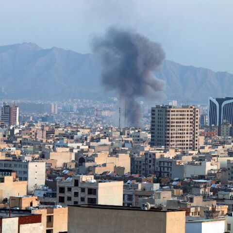 Το Ισραήλ σφυροκοπά την Τεχεράνη, με πυραύλους απαντά το Ιράν - Στις φλόγες το αεροδρόμιο Μεχραμπάντ 