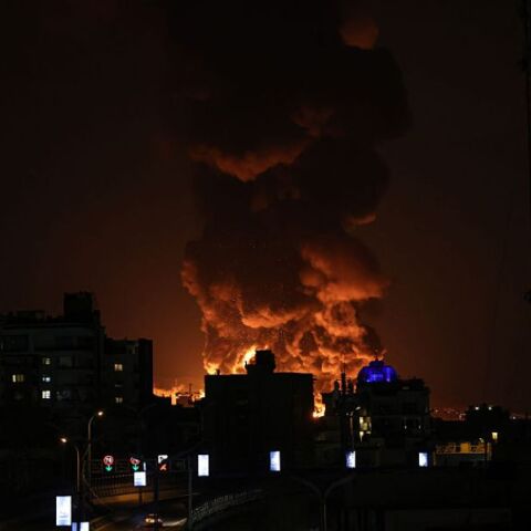 Το Ισραήλ χτυπά τις πετρελαϊκές εγκαταστάσεις της Τεχεράνης - Πόλεμο 6 μηνών λέει ότι μπορεί να αντέξει το Ιράν